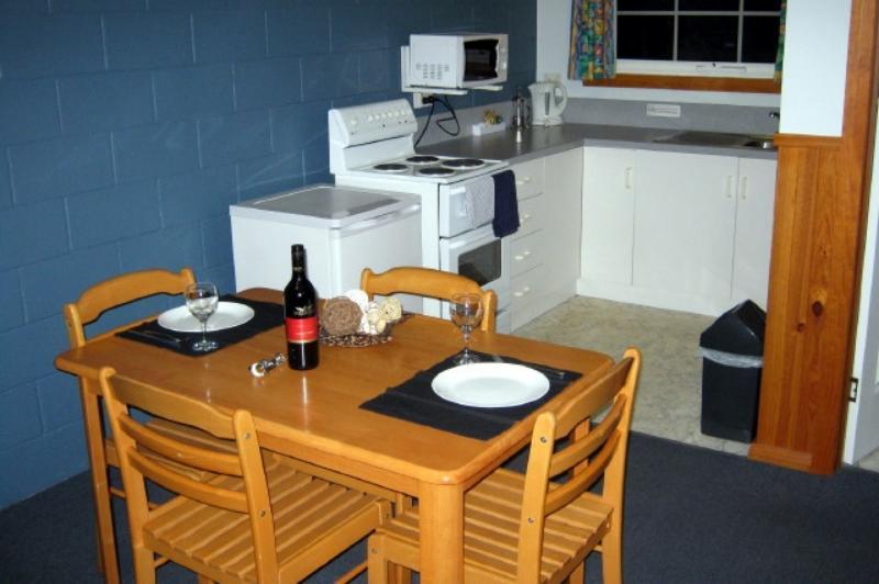 Castaway Holiday Apartments Strahan Extérieur photo