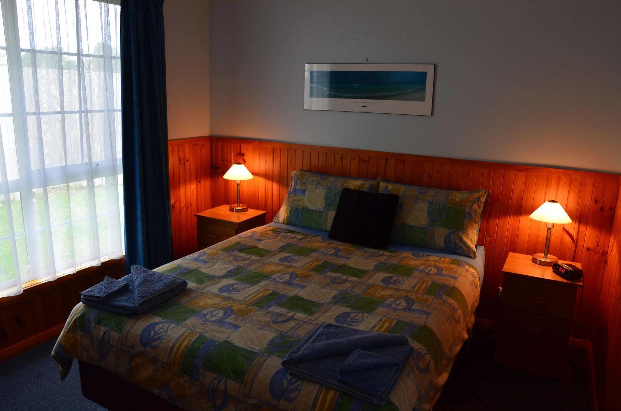 Castaway Holiday Apartments Strahan Extérieur photo